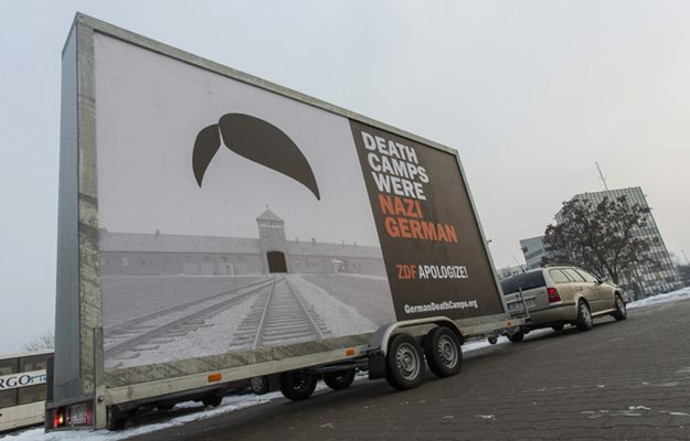 Mobilny billboard z napisem "Death Camps Were Nazi German" zatrzymany przez niemiecką policję
