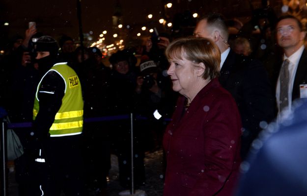 Merkel spotkała się z Kaczyńskim w Bristolu. Przed hotelem transparent "ein Kaczyński - nie"
