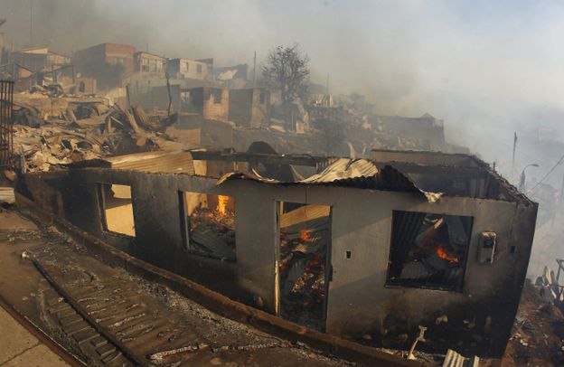 Chile: gigantyczny pożar lasów. 5 miejscowości w płomieniach