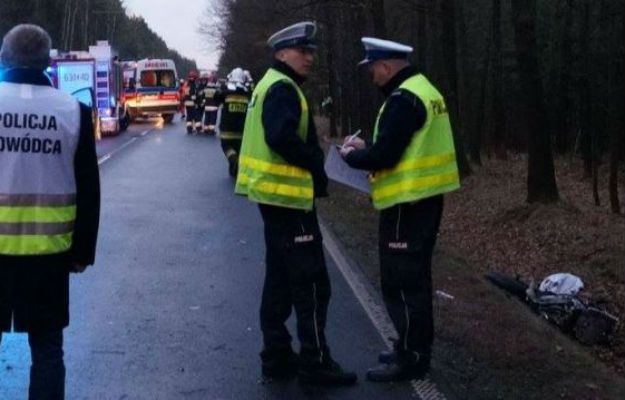 Wypadek koło Elbląga. Pod kołami samochodu zginął 21-latek. Są wstępne ustalenia policji