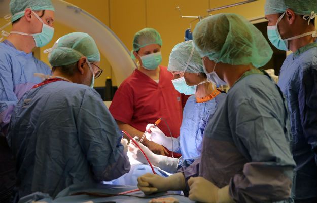 Pionierskie operacje w Olsztynie. Wybudził się 35-letni Tomasz, któremu wszczepiono stymulator mózgowy