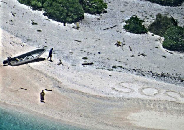 Rozbitkowie uratowani z bezludnej wyspy dzięki napisowi "SOS" na piasku
