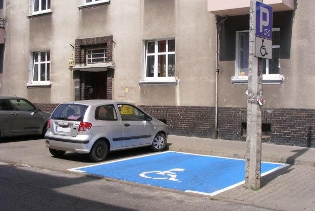 Miejsca parkingowe dla niepełnosprawnych w Poznaniu oznaczone jaskrawą farbą