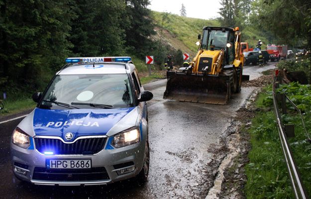 Podhale: zwały ziemi na drodze do Bukowiny Tatrzańskiej. Woda wystąpiła z koryt