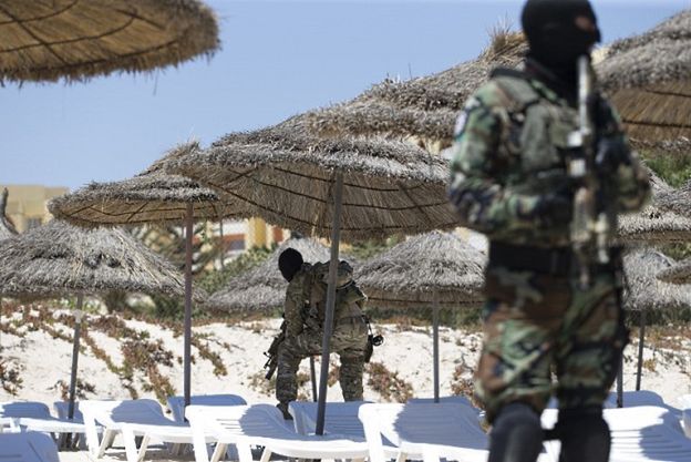 Bliscy brytyjskich ofiar zamachu z Tunezji pozwą biuro podróży