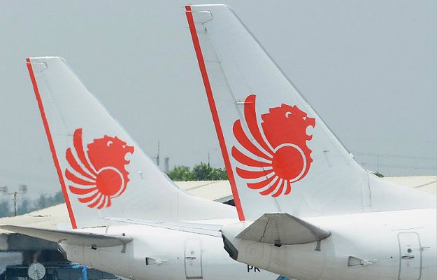 Zderzenie dwóch samolotów na lotnisku w Dżakarcie. Boeing indonezyjskich linii lotniczych stracił skrzydło