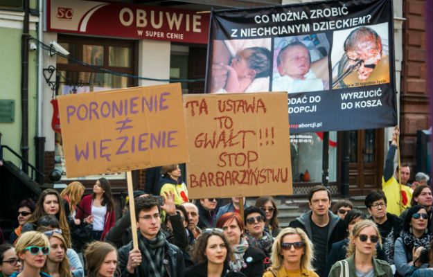 Zebrano 100 tys. podpisów pod projektem ustawy zakazującej aborcji