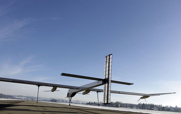 Samolot o napędzie słonecznym kończy lot dookoła świata