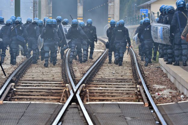 Włochy w zaciskających się kleszczach. Na północy zamykane granice, na południu chaos i wojna domowa
