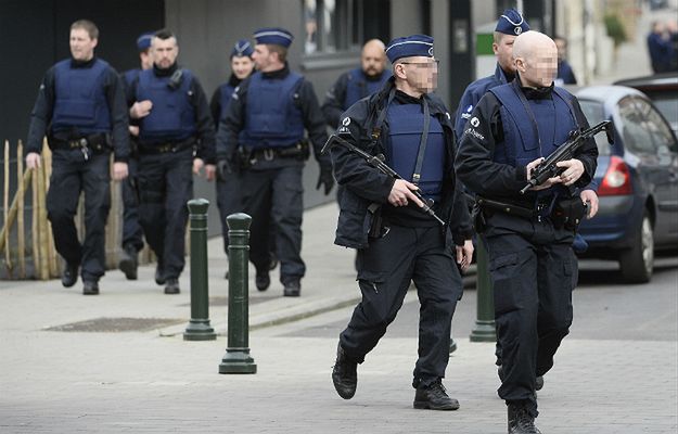 Akcja antyterrorystyczna w Brukseli. Zastrzelony napastnik to 36-letni Alegierczyk. Dwie osoby uciekły i są poszukiwane