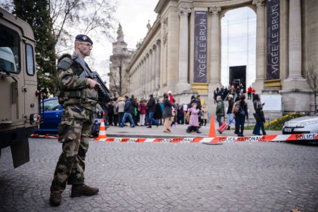 Paryski sylwester w cieniu zamachów terrorystycznych