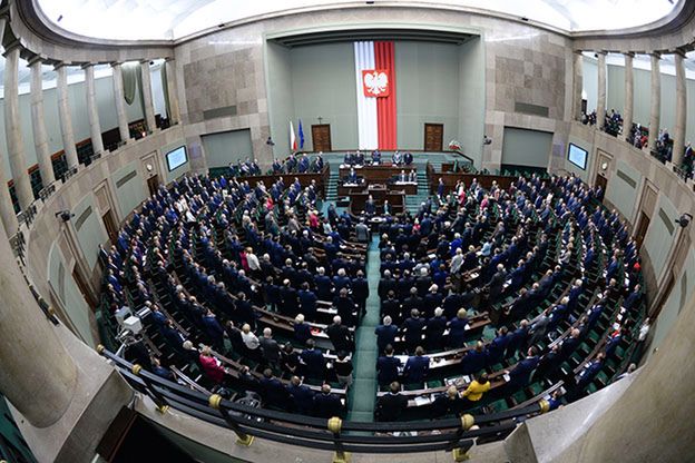 Sejm uchwalił zgłoszoną przez PiS nowelizację ustawy o służbie cywilnej