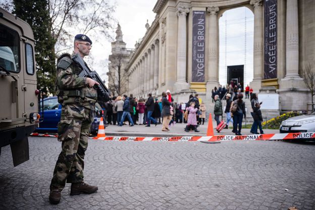 Na Nowy Rok we Francji zmobilizowano ponad 100 000 policjantów i żandarmów