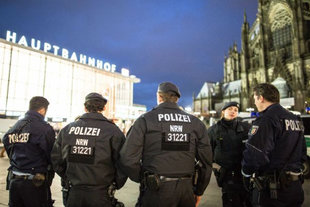 Niemiecka policja otrzymała ponad 800 zawiadomień ws. napaści w Kolonii. Prokuratura wszczęła dotąd postępowanie wobec 21 podejrzanych