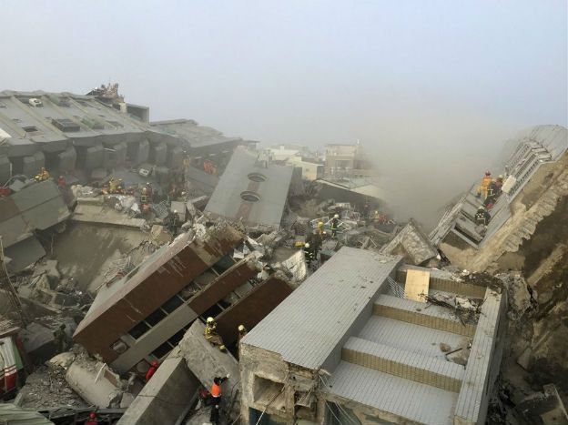 Ponad 130 osób uwięzionych pod gruzami apartamentowca na Tajwanie