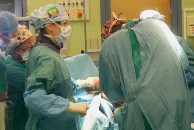 Pierwsza taka operacja w Polsce. Kobiecie uczulonej na nikiel wszczepiono specjalną endoprotezę stawu łokciowego