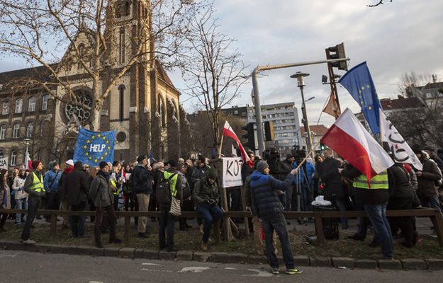 Protest przed polską ambasadą w Budapeszcie. Na asfalcie został napis: "UE - demokracja"