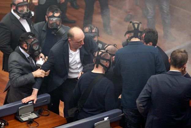 Gaz łzawiący w parlamencie uniemożliwił wybór prezydenta Kosowa