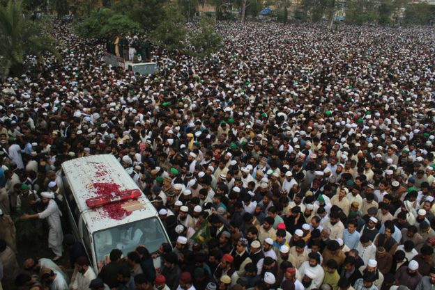 Tysiące Pakistańczyków na pogrzebie islamisty powieszonego za zabójstwo wysokiego urzędnika