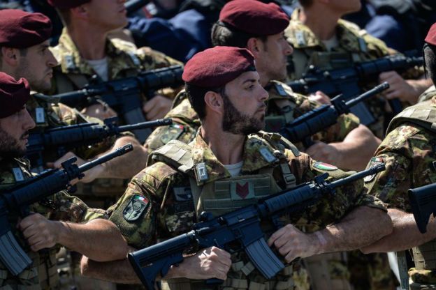 Neapol w szponach kamorry. Włoski rząd wysyła wojsko na ulice, by poskromić mafijne klany