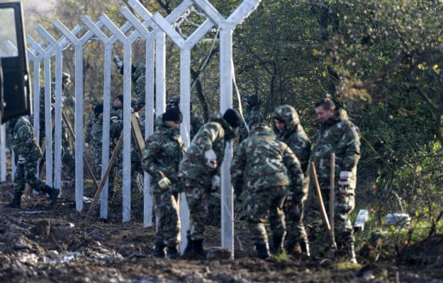 Imigranci zaatakowali macedońskich żołnierzy budujących ogrodzenie na granicy z Grecją