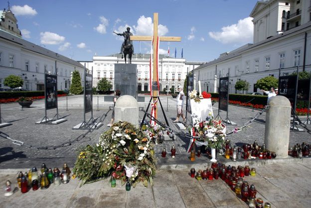 Ten kruczek umożliwi powrót krzyża pod Pałac Prezydencki?