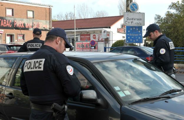 Francja przywraca kontrole na granicach. Strzeże ich 30 tysięcy policjantów