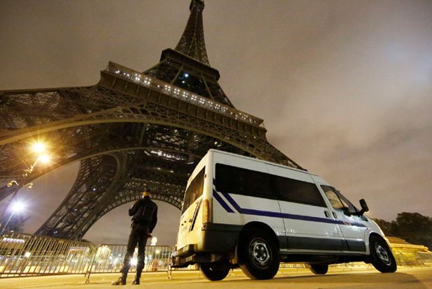 Po krwawych zamach w Paryżu Francja zapowiada odwet i tropi terrorystów