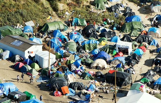 Uchodźcy w Europie. Obóz dla imigrantów we francuskim Calais przepełniony