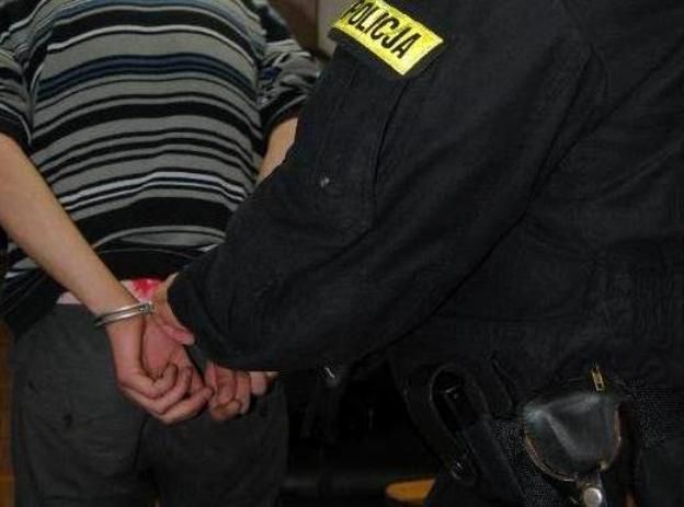21-latek z Gniezna przyszedł na policyjne przesłuchanie w skradzionych butach
