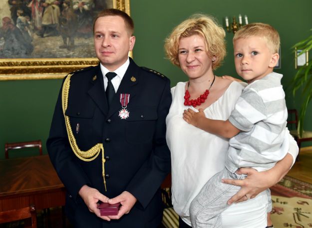 Strażak z Krakowa uratował 1,5-roczne dziecko. Odznaczono go Krzyżem Zasługi