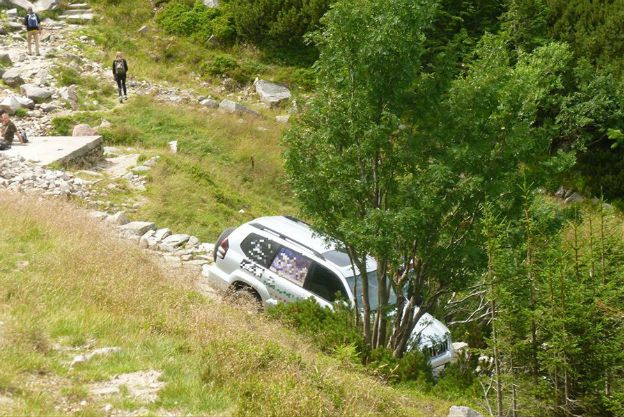 Dolny Śląsk: o krok od tragedii. Mężczyzna wjechał samochodem do parku narodowego