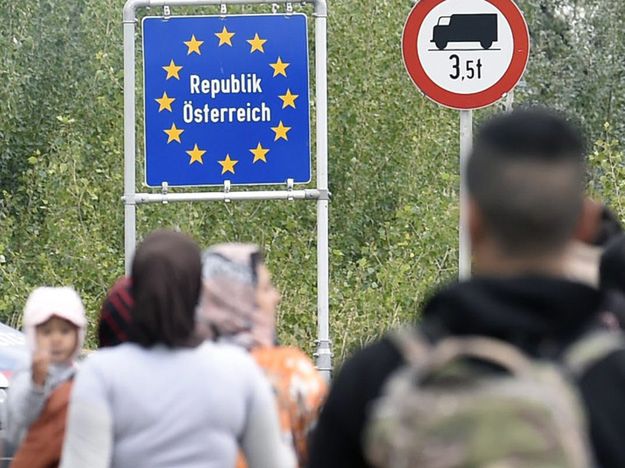 Kanclerz Austrii w "Spieglu" domaga się kar dla przeciwników kwot imigrantów