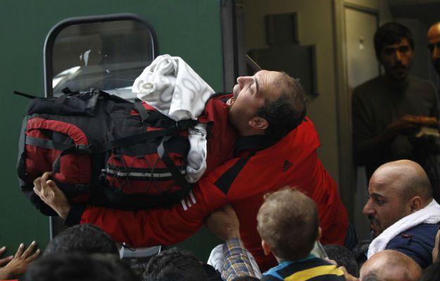 Wielu uchodźców nie chce opuścić pociągu - dramatyczne sceny w Bicske