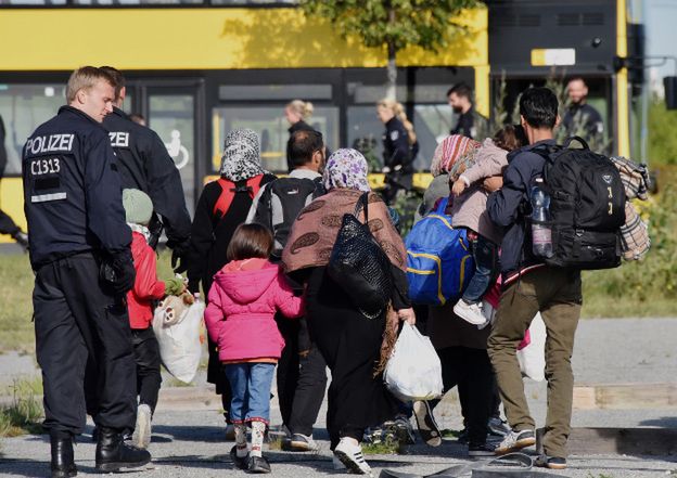 Niemcy chcą pomagać uchodźcom. W Berlinie przywitali ich brawami