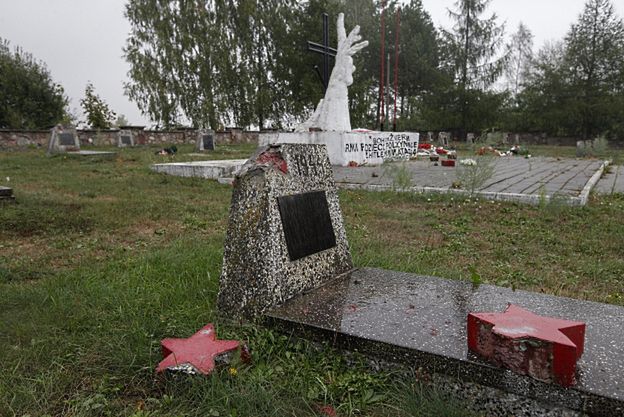 Dzieci sprawcami zniszczeń na cmentarzu żołnierzy radzieckich w Milejczycach
