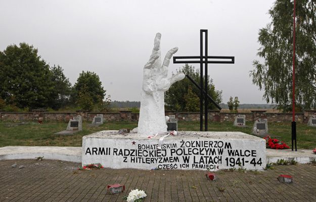 Zniszczono prawie 60 nagrobków żołnierzy radzieckich w Milejczycach