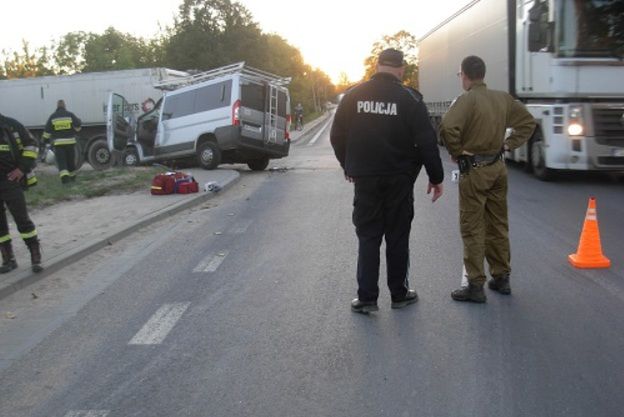 Wypadek busa w Prusimiu. Podróżowali nim nielegalni imigranci