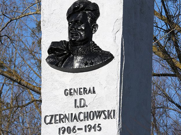 Władze Pieniężna przekażą Rosji popiersie gen. Czerniachowskiego