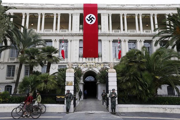 Swastyka na gmachu państwowym we francuskiej Nicei. W sieci zawrzało