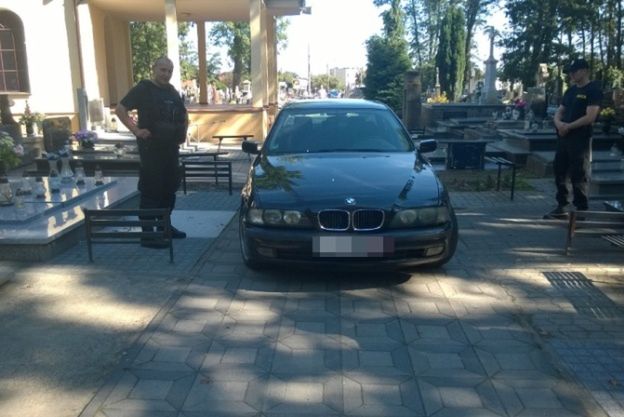 Pijany jeździł BMW po cmentarzu w Opatówku