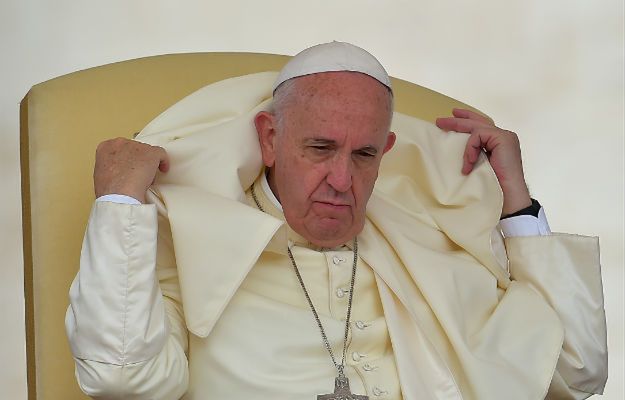 Papież Franciszek przybywa do Kościoła osłabionego i podzielonego