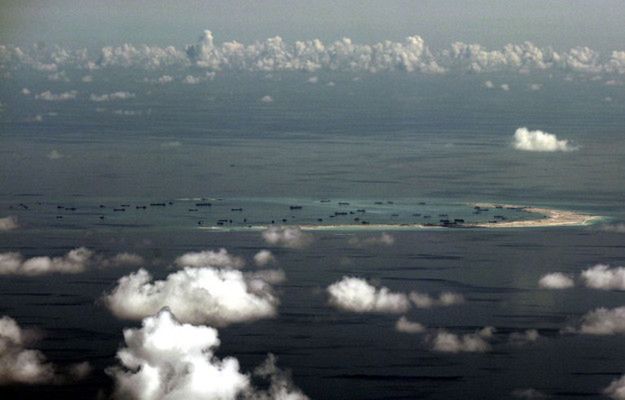 Chiny montują broń na sztucznych wyspach. Przyspiesza militaryzacja Morza Południowochińskiego