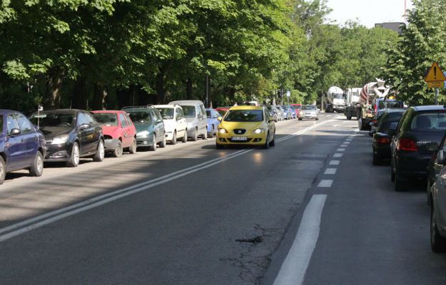 Trudna sytuacja parkingowa na osiedlu Podwawelskim w Krakowie