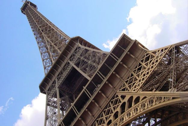 Słynna wieża Eiffla zamknięta. Część pracowników bierze udział w manifestacji w Paryżu