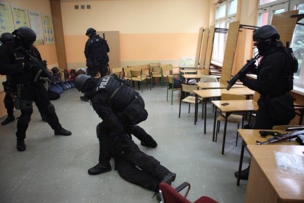 Terroryści wtargnęli do gimnazjum w Poznaniu i wzięli zakładników? Policjanci wiedzą, co robić