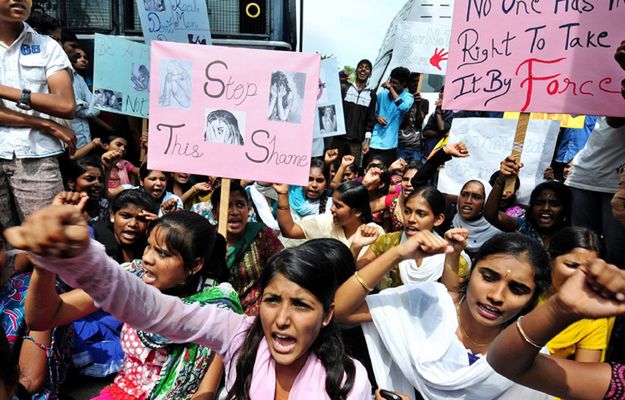 Indie: Rodzice zmuszali do seksu 13-letnią córkę