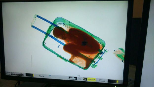 Niezwykłe odkrycie hiszpańskiej straży granicznej. 8-letni chłopiec ukryty w walizce