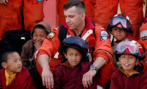 Strażak z Poznania wrócił z Nepalu, gdzie brał udział w akcji ratowniczej