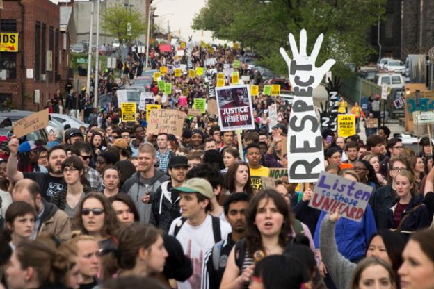 Pokojowa demonstracja w Baltimore - mimo zarzutów dla policjantów